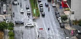 İstanbul'da Gece Başlayan Yağmur Trafiği Etkiledi
