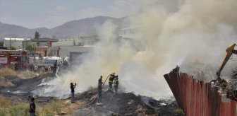 Elbistan'da Otluk Alanda Başlayan Yangın Geri Dönüşüm Tesisine Sıçradı