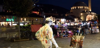 Prizren'de Kuzey Makedonyalı sanatçıların canlı heykel performansı büyük ilgi gördü