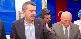 Milli Eğitim Bakanı Erzurum'da Vatandaşlara Aşure Dağıttı