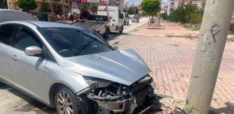 Konya'da Otomobil Direğe Çarptı: Sürücü Yaralandı