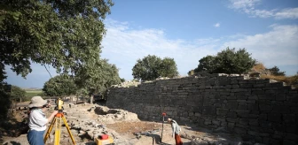 Troya Antik Kenti'nde Troya Savaşı'nın tahribat izlerine ulaşma çalışmaları devam ediyor