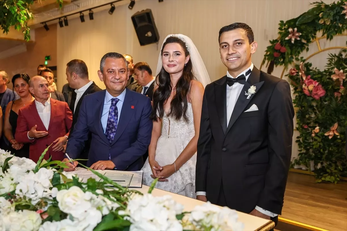 CHP Genel Başkanı Özgür Özel, Gençlik Kolları Genel Başkanının düğün törenine katıldı