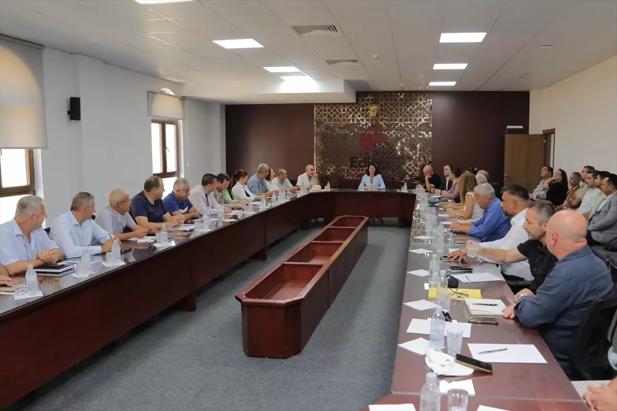 Edirne Belediye Başkanı Filiz Gencan Akın, mahalle muhtarlarıyla toplantıda bir araya geldi