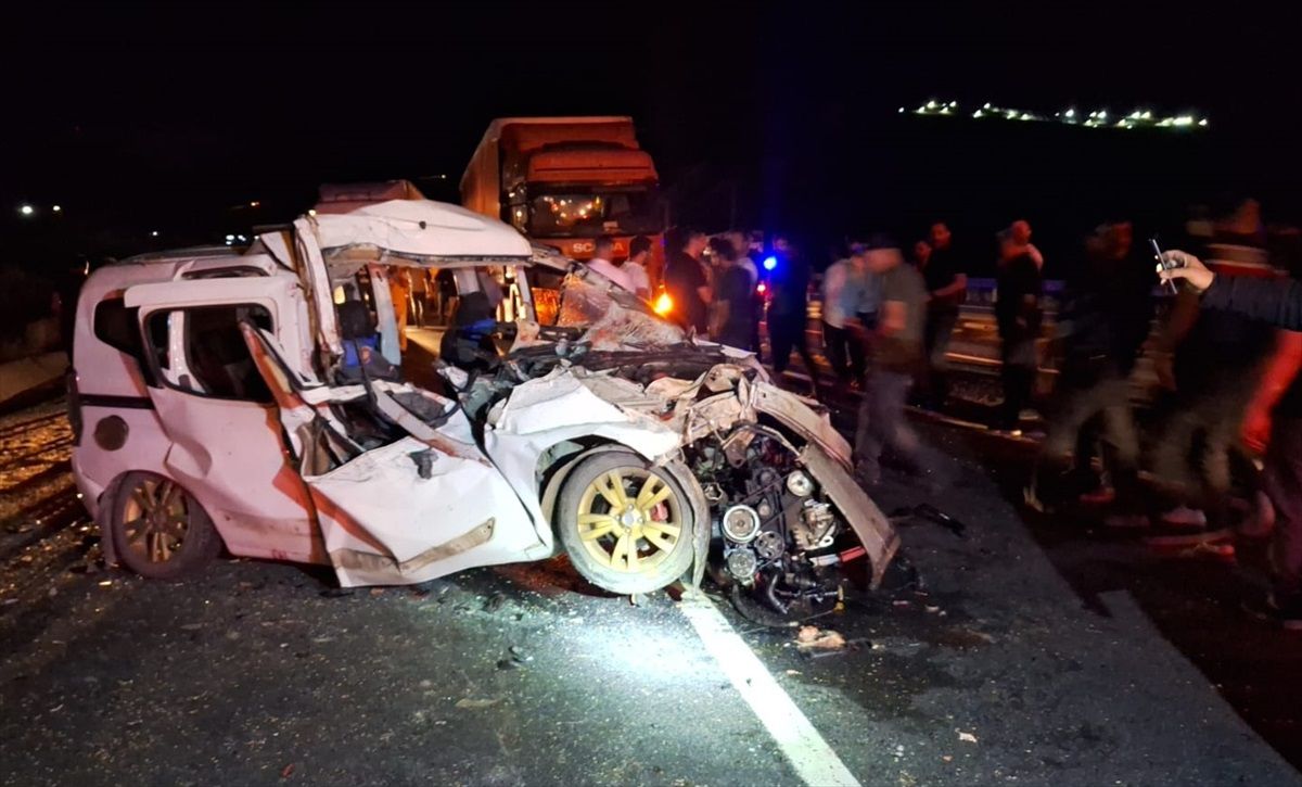 Erzincan'da Hafif Ticari Araç ile Traktör Çarpışması: 3 Ölü, 3 Yaralı