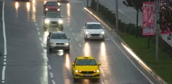 İstanbul'da Sağanak Yağış Nedeniyle Trafik Yoğunluğu Yaşanıyor