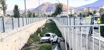 Kayseri'de Otomobil Kanala Düştü, Sürücü Yaralandı