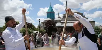 Konya'da Mevlana'nın dergahında aşure dağıtıldı