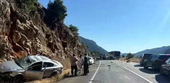 Antalya'da dört aracın karıştığı trafik kazasında 4 kişi yaralandı