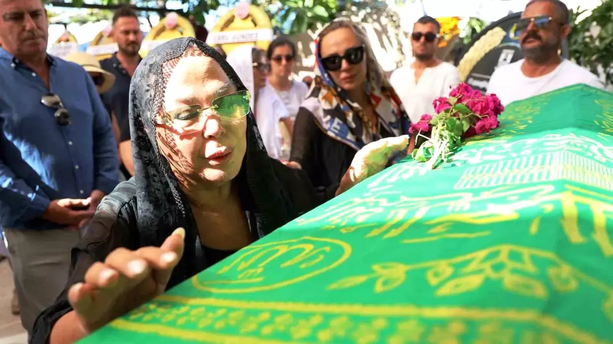 Safiye Soyman'ın oğlu Harun Akaröz son yolculuğuna uğurlandı