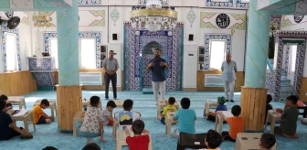 Amasya'da İmam, Kur'an Kursuna Katılan Minik Öğrencilerle Güreş Yapıyor