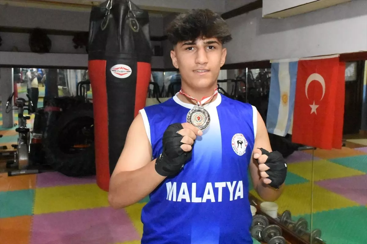 Kaval Kemiği Kırılan Sporcudan Bronz Madalya