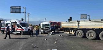 Gaziantep'te 3 aracın karıştığı kazada minibüs sürücüsü ağır yaralandı