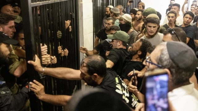 Massive uprising in Israel! Far-right protesters stormed a military base.