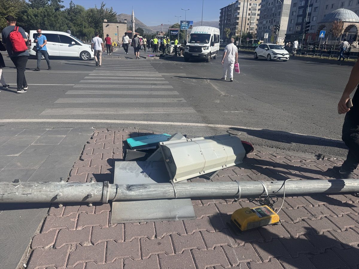 Kayseri'de freni arızalanan otobüs yayalara çarptı