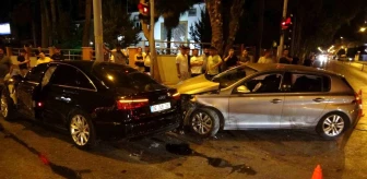 Antalya'da kırmızı ışık ihlali yapan lüks araç zincirleme trafik kazasına neden oldu