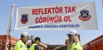 Kırşehir'de traktör sürücülerine trafik kuralları hakkında bilgi verildi, 50 römorka reflektör takıldı