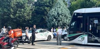 İzmit'te tramvay otomobile çarptı: 3 yaralı
