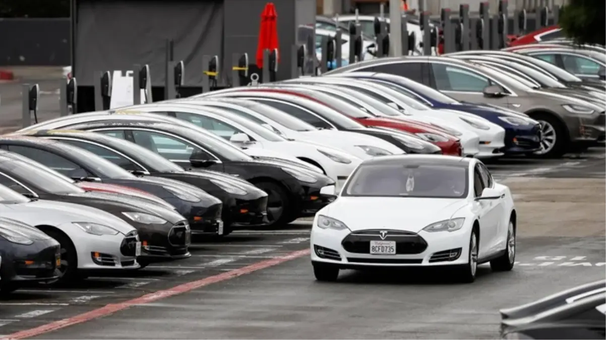 Tesla, ABD'deki 1,8 milyon aracını geri çağırıyor