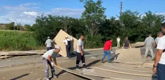 Kastamonu'da Tır Devrildi, Sürücü Yaralandı