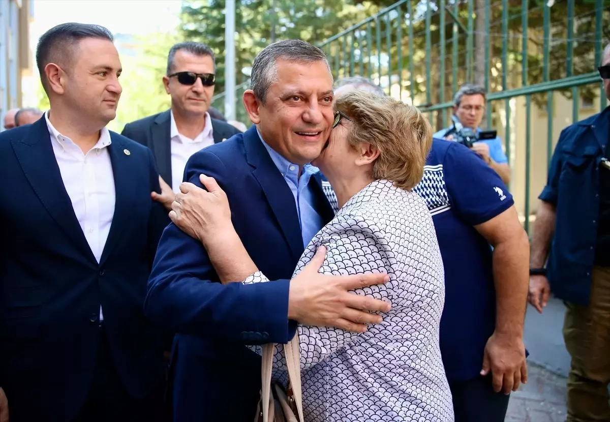 CHP Genel Başkanı Özgür Özel Hayvanları Koruma Kanunu'nu Savundu