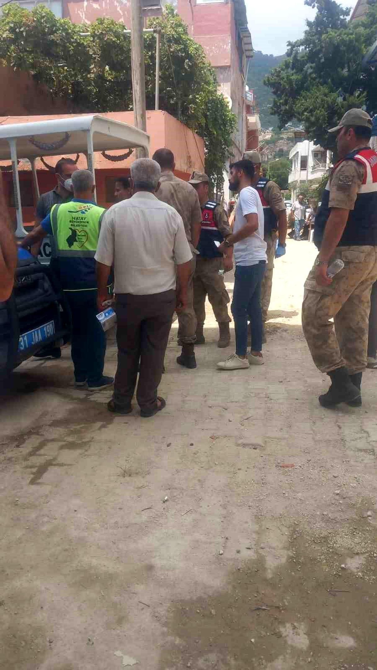 Hatay'da jandarma eşliğinde girilen evde yalnız yaşayan şahsın cansız bedeniyle karşılaşıldı