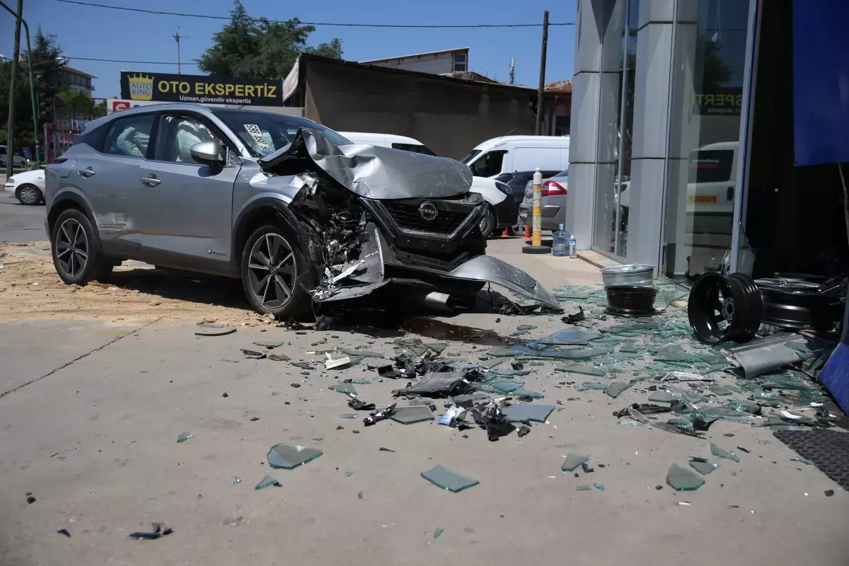 Eskişehir'de cipin kontrolünden çıkmasıyla meydana gelen kaza güvenlik kamerasına yansıdı