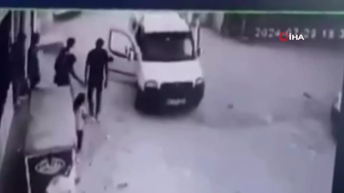 Yola fırlayan küçük çocuğa hafif ticari araç böyle çarptı