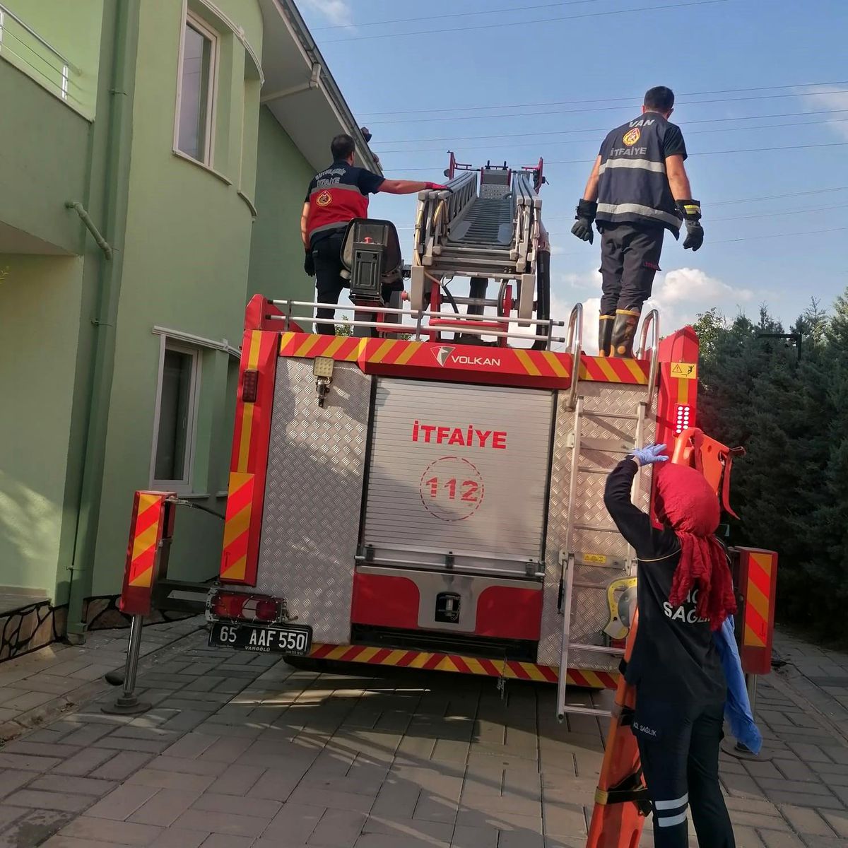 Van'da çatıda boya yaparken elektrik akımına kapılan şahıs yaralandı