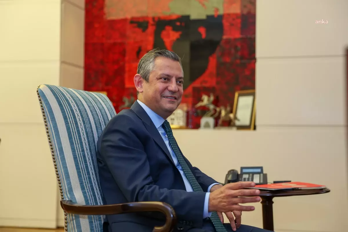 Özgür Özel, A Milli Kadın Voleybol Takımı'nın maçını izlemek için programını değiştirdi