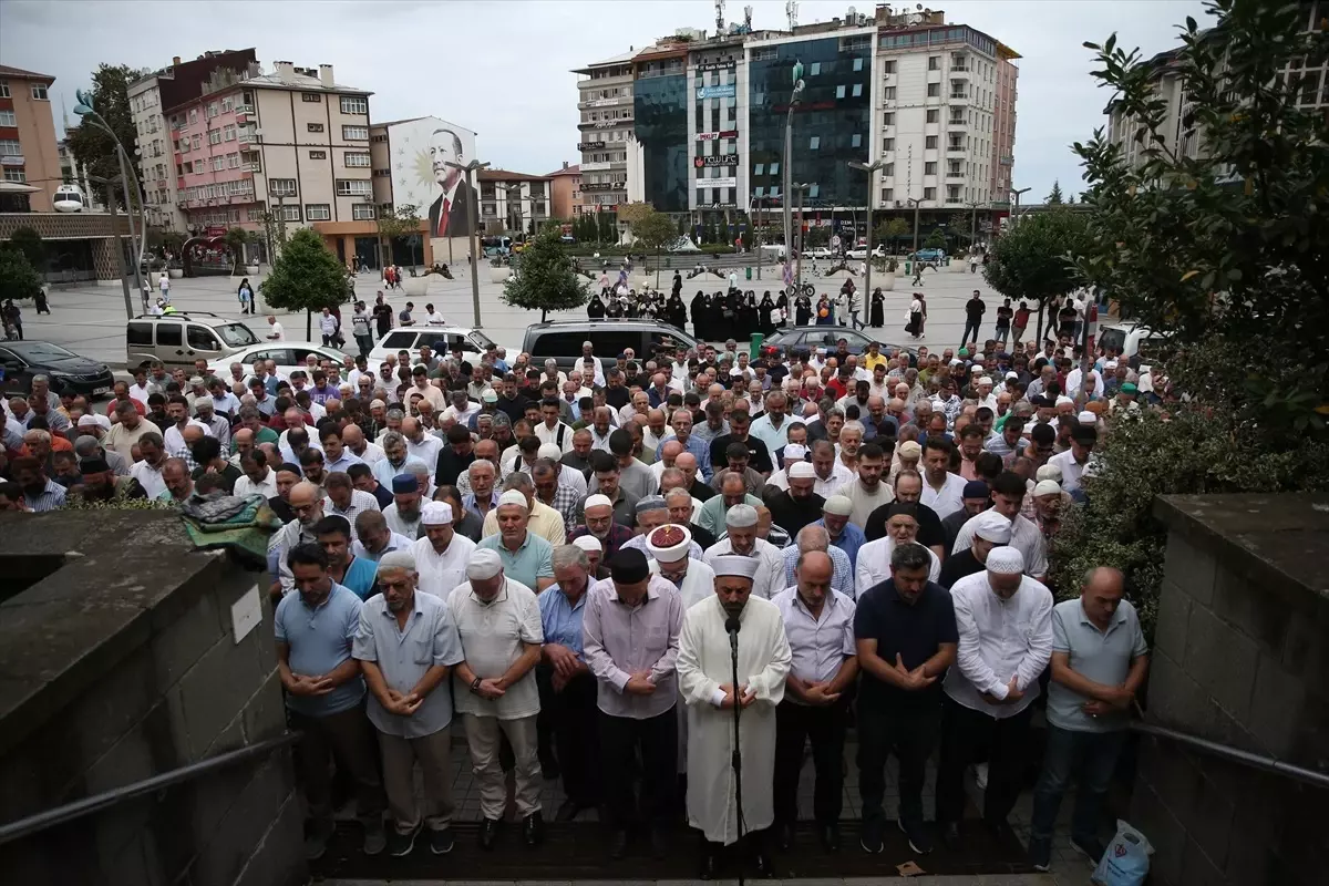 Hamas Lideri İsmail Heniyye İçin Gıyabi Cenaze Namazı Kılındı