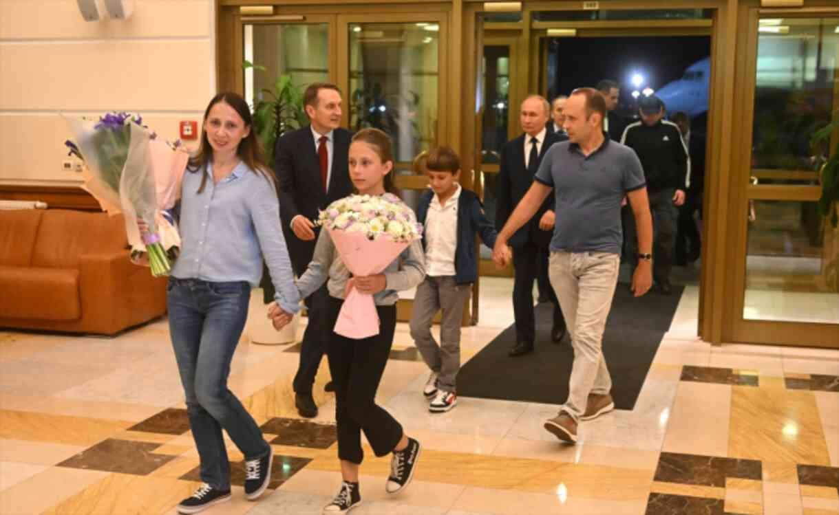 Putin, MİT'in tarihi takas operasyonuyla Rusya'ya dönenleri havalimanında karşıladı