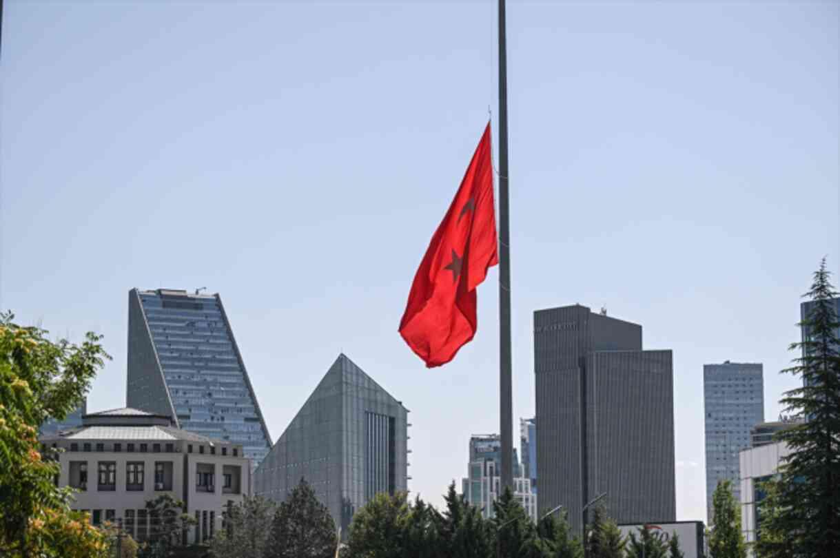 Türkiye'de neden bayraklar yarıya indirildi? Milli yas neden ilan edildi? Türkiye'de neden bayraklar yarıya indirildi? Milli yas neden ilan edildi?