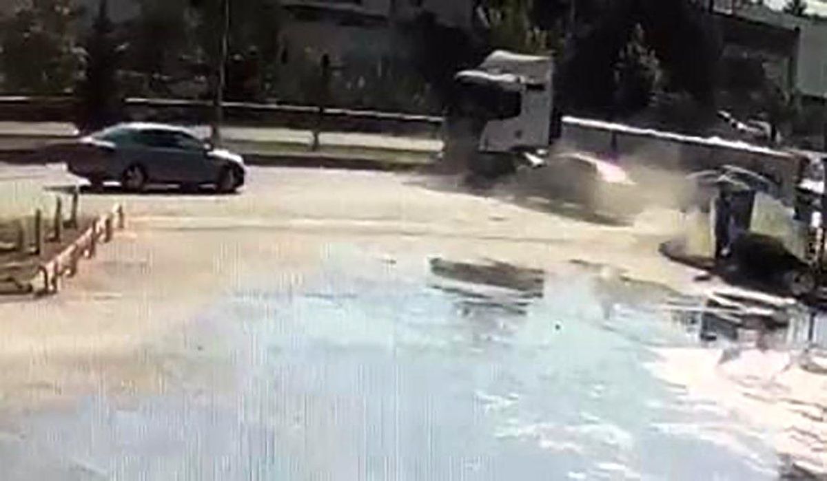 İnegöl'de yol çalışması nedeniyle kaza: 2 kişi yaralandı
