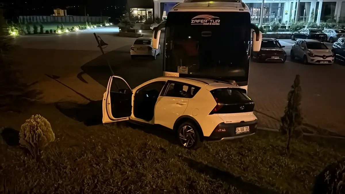 Bolu'da Sürücüsü Uyuyan Otomobil Aydınlatma Direğine ve Otobüse Çarptı