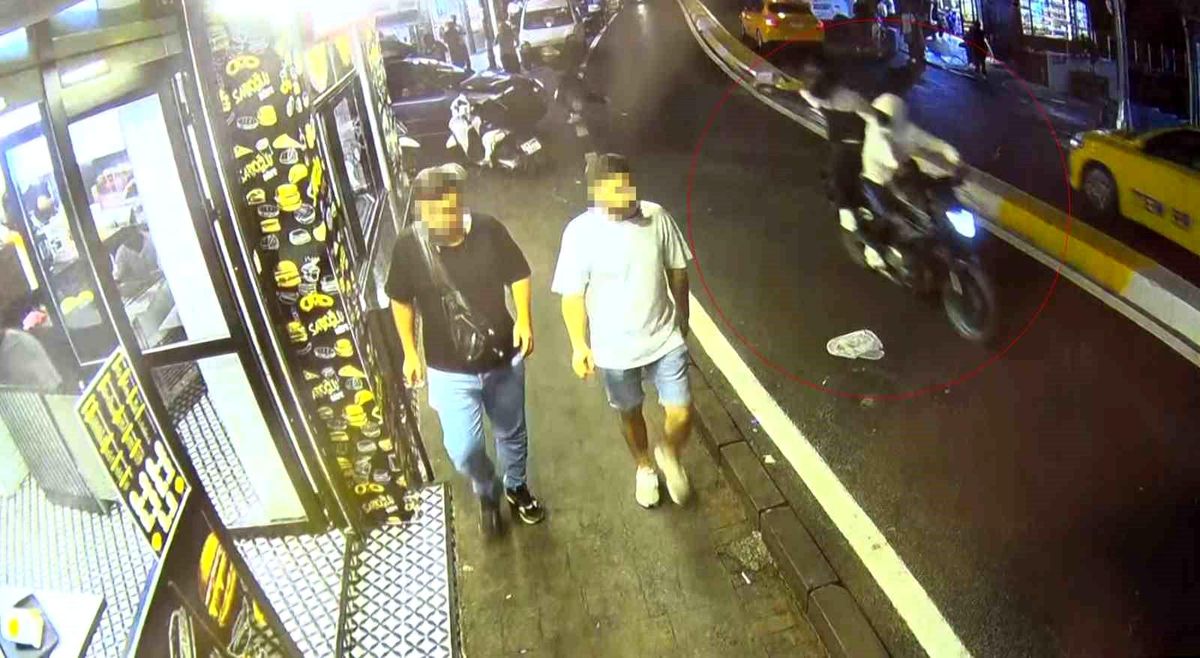 Beyoğlu'nda büfeye silahlı saldırı kamerada: Motosikletle gelip kurşun yağdırdılar