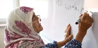 71 yaşındaki kadın gönüllü öğretmen sayesinde okuma yazma öğrendi