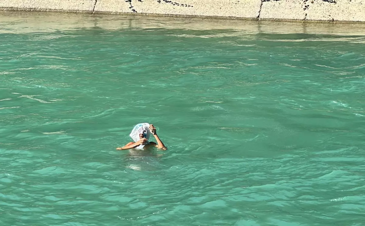 Sulama kanallarında serinlemek isteyen çocuklar dikkat çekti