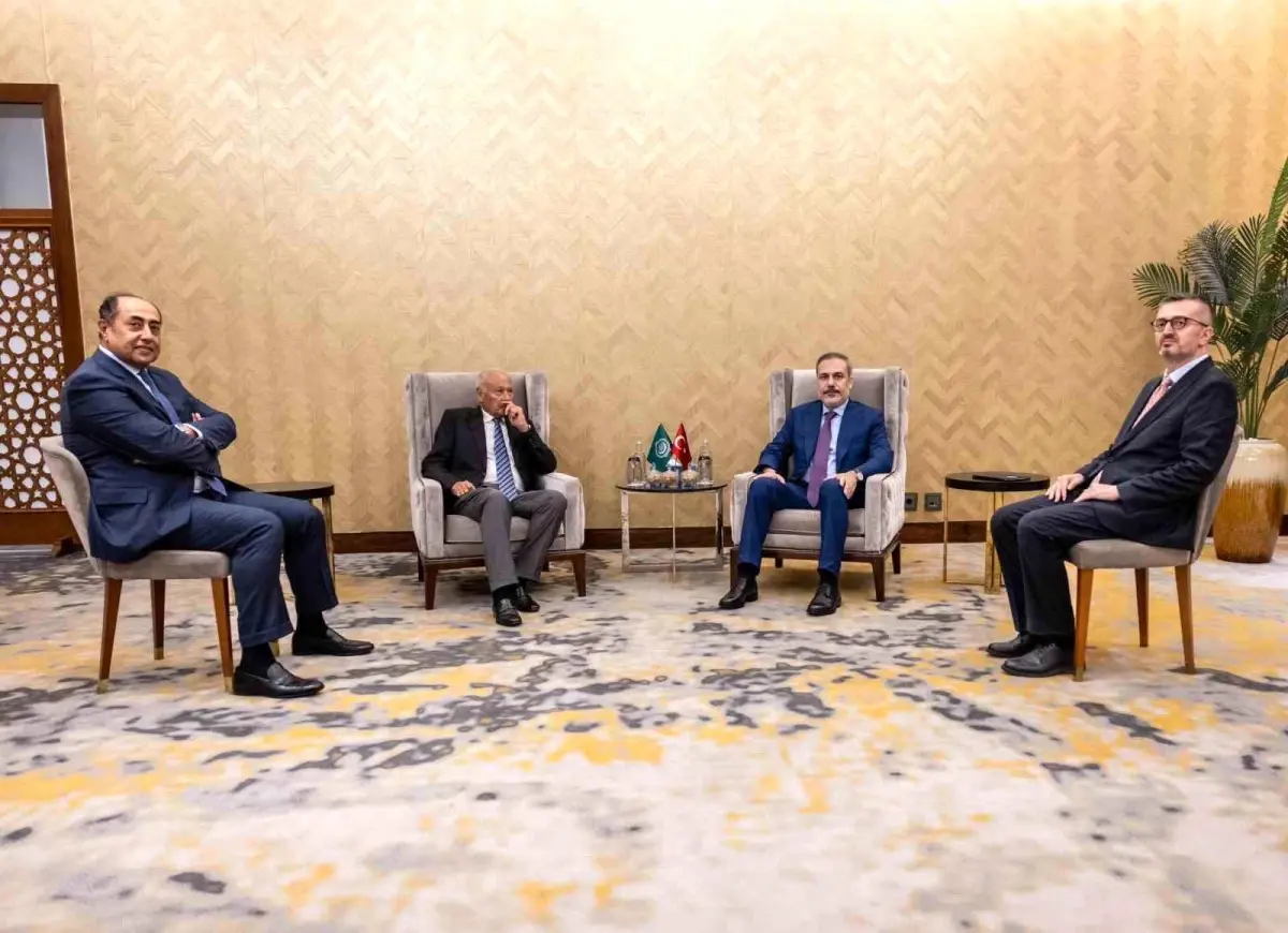 Dışişleri Bakanı Hakan Fidan, Mısır'da Arap Birliği Genel Sekreteri ile görüştü