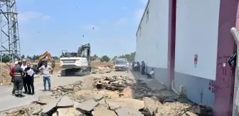 Adana'da İş Merkezinin Yolu Parçalandı, Esnaf Çözüm Bekliyor