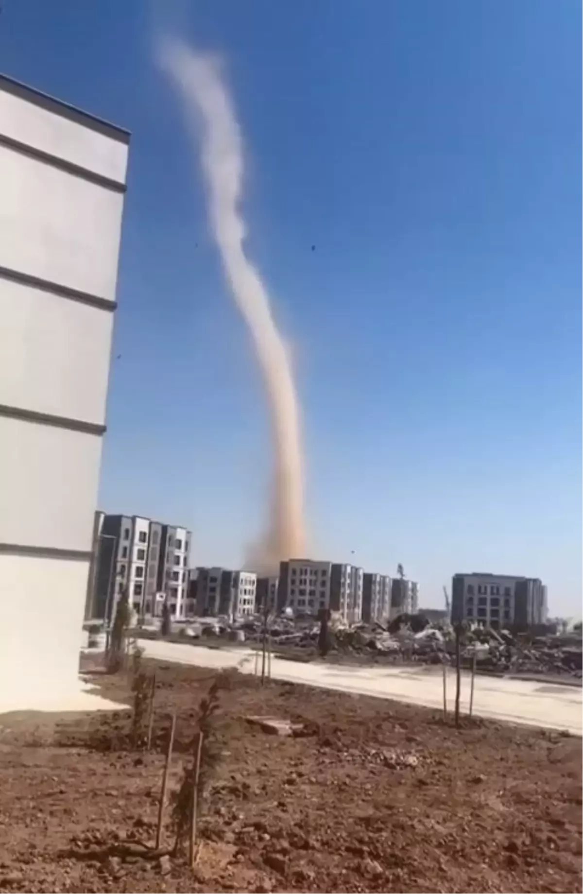 Diyarbakır'da arazide oluşan hortum cep telefonu kamerasıyla görüntülendi