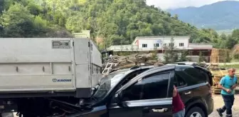 Giresun'da park halindeki tıra çarpan otomobilde 4 kişi yaralandı