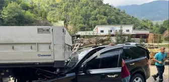 Giresun'da park halindeki tıra çarpan otomobilde 3 kişi yaralandı