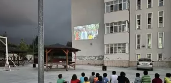 Dörtyol'da Kur'an kursu öğrencilerine açık hava sinema etkinliği düzenlendi