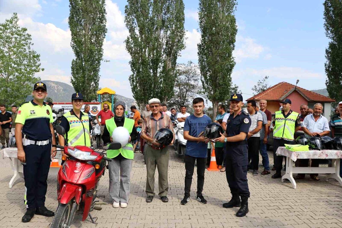 Antalya İl Jandarma Komutanlığı, 'Köy Yolunda Trafikte Her şey Yolunda' projesi hakkında vatandaşlara eğitim verdi