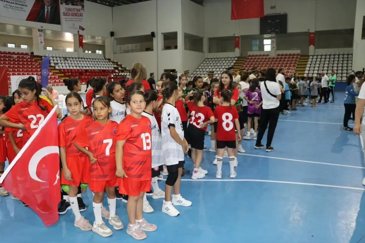 Amasya'da Mini Mini Hentbol Türkiye Şampiyonası Başladı
