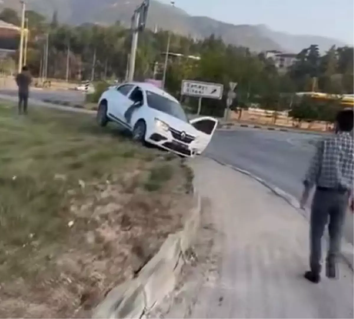 Plakasız Otomobil Kaçarken Kaza Yaptı: Çalıntı Araçta Uyuşturucu Ele Geçirildi