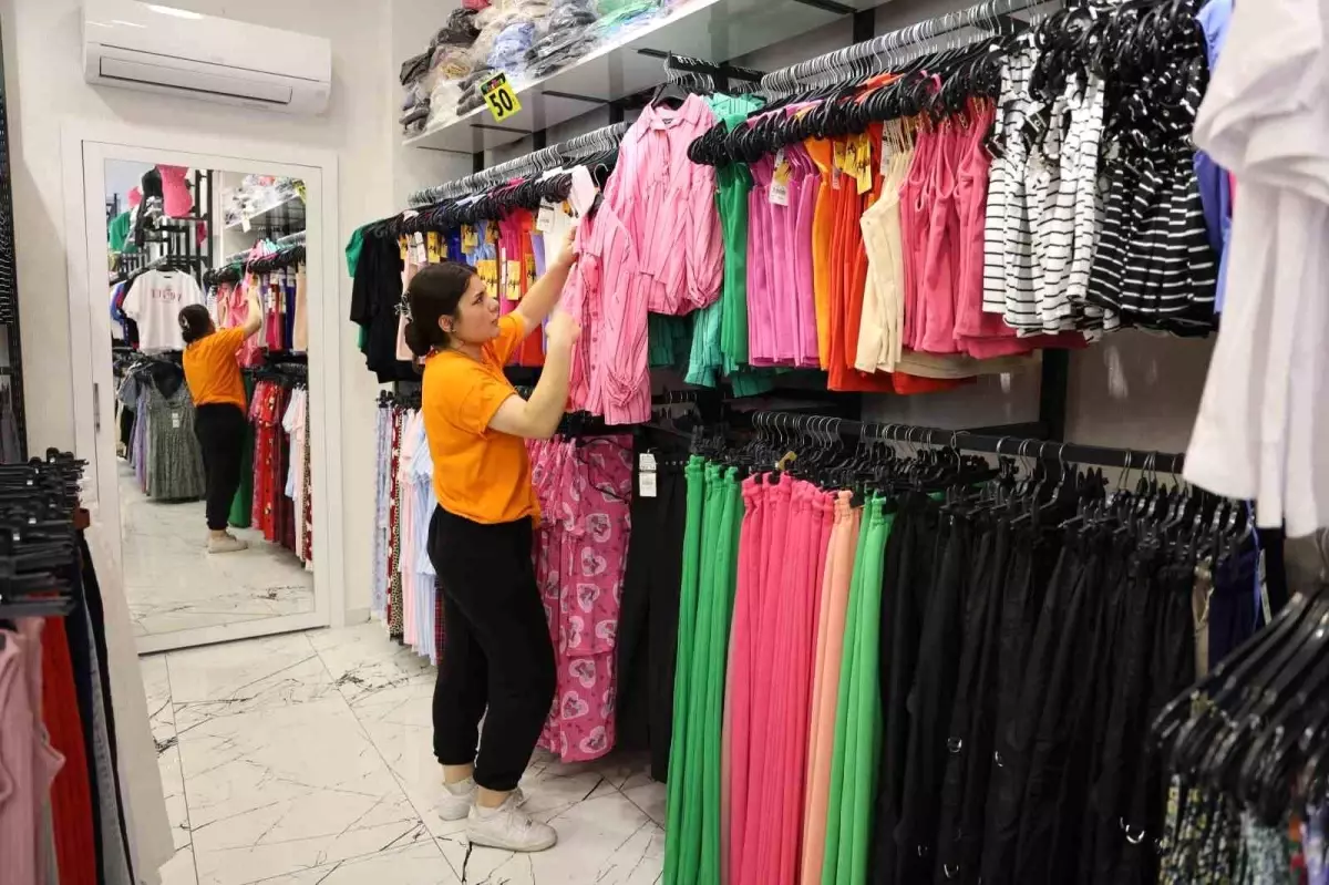 Adana'da Kadınlar Renkli Kıyafetleri Tercih Ediyor