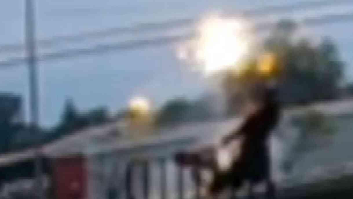 Fabrikada elektrik akımına kapılan işçi yanarak can verdi