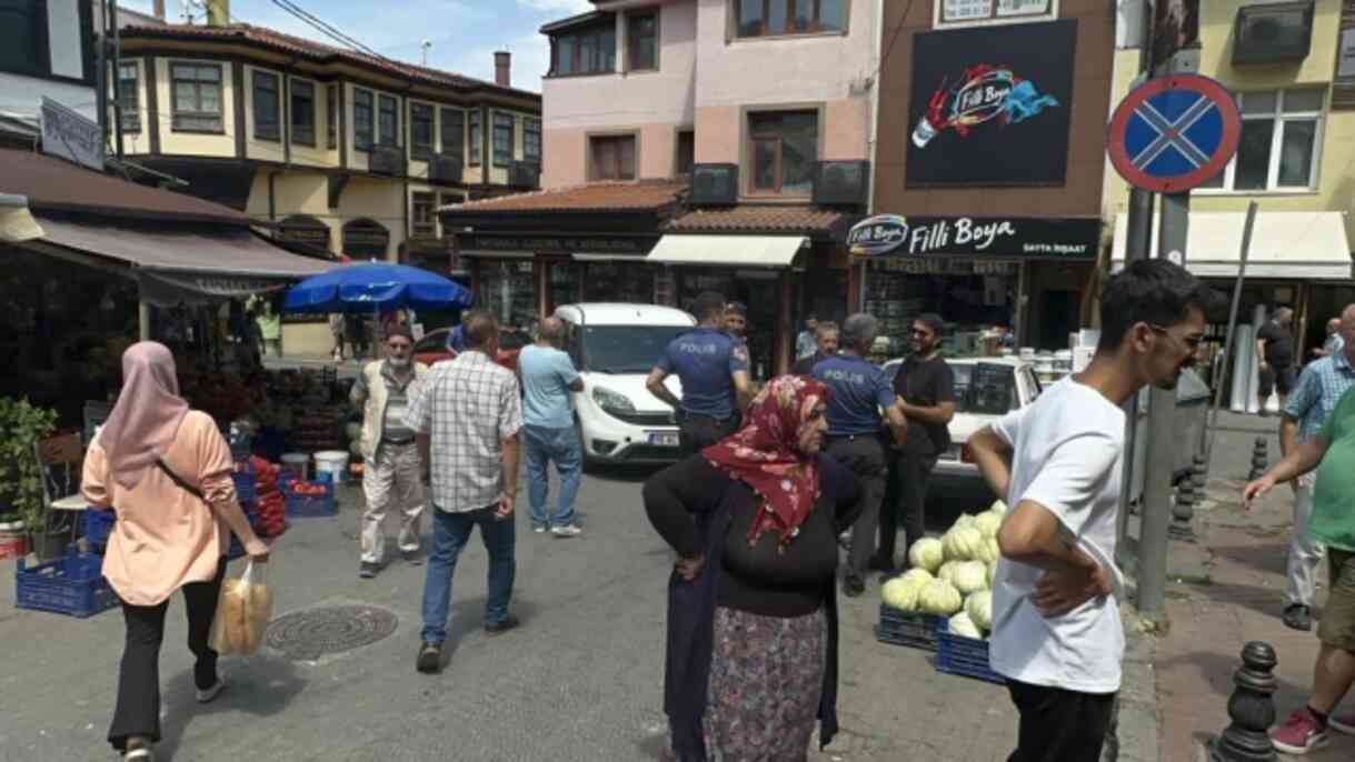 Giydiği 2 numara büyük ayakkabı seyyar satıcının hayatını kurtardı